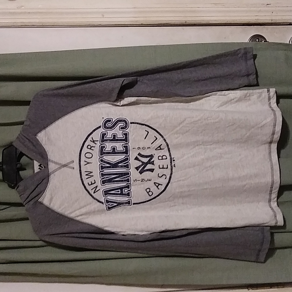 NWOT New York Yankees Size Small long sleeved hooded t-shirt.    K1